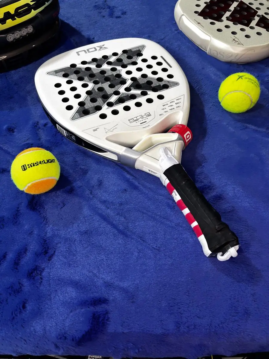 Foto: Raquete de padel Nox AT10 Genius 18K Alum Branca nova