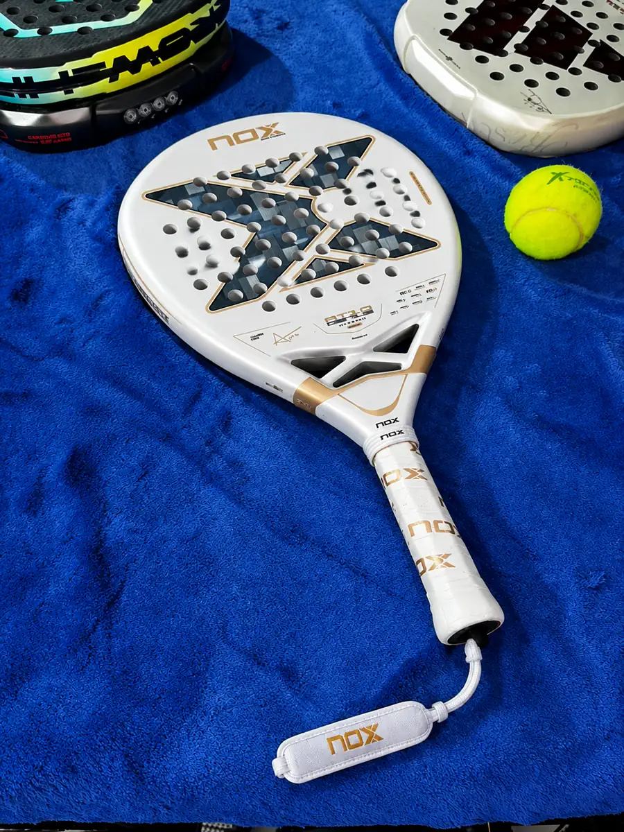 Foto: Raquete de padel Nox AT10 Luxury Genius 12K Alum Xtreme 2026 Agustin Tapia Branca e Dourada nova